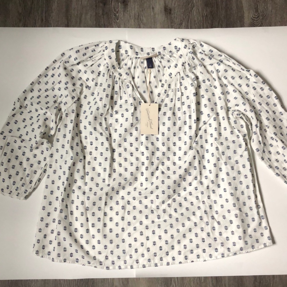 Universal Thread V-neck top